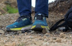What Is a Trail Running Shoe? Beginner Guide for Hikers 1 Trail running shoe used on dirt and rocky terrain